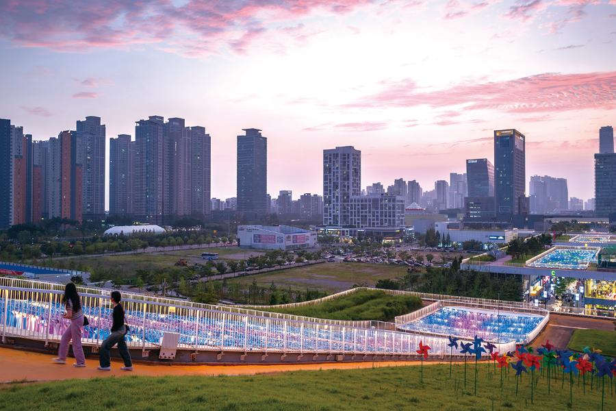 A Joyful Walk An Autumn Picnic to Songdo (사진)