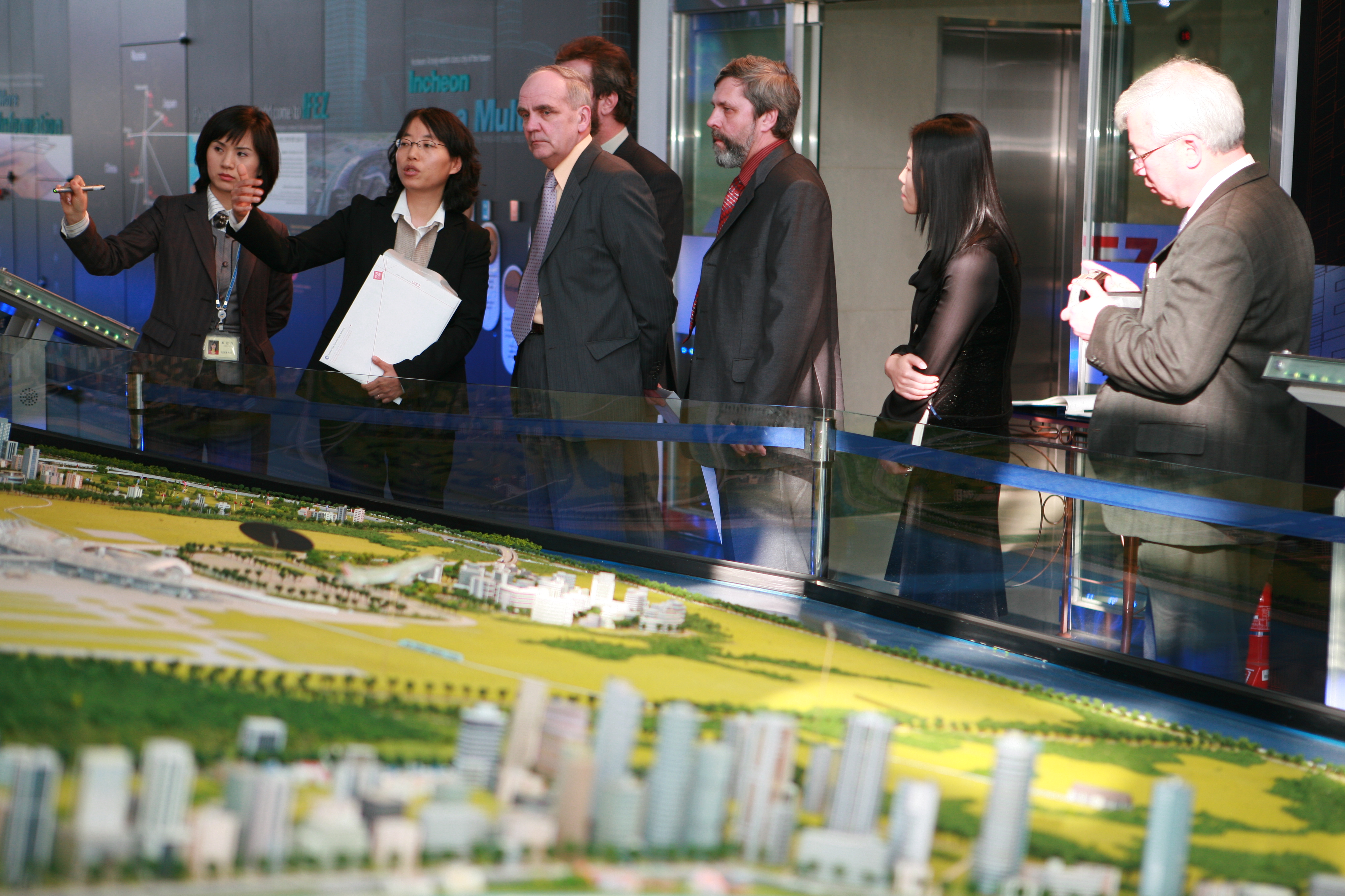 (070404)러시아대학 교수 일행 IFEZ 방문(024941)-원본