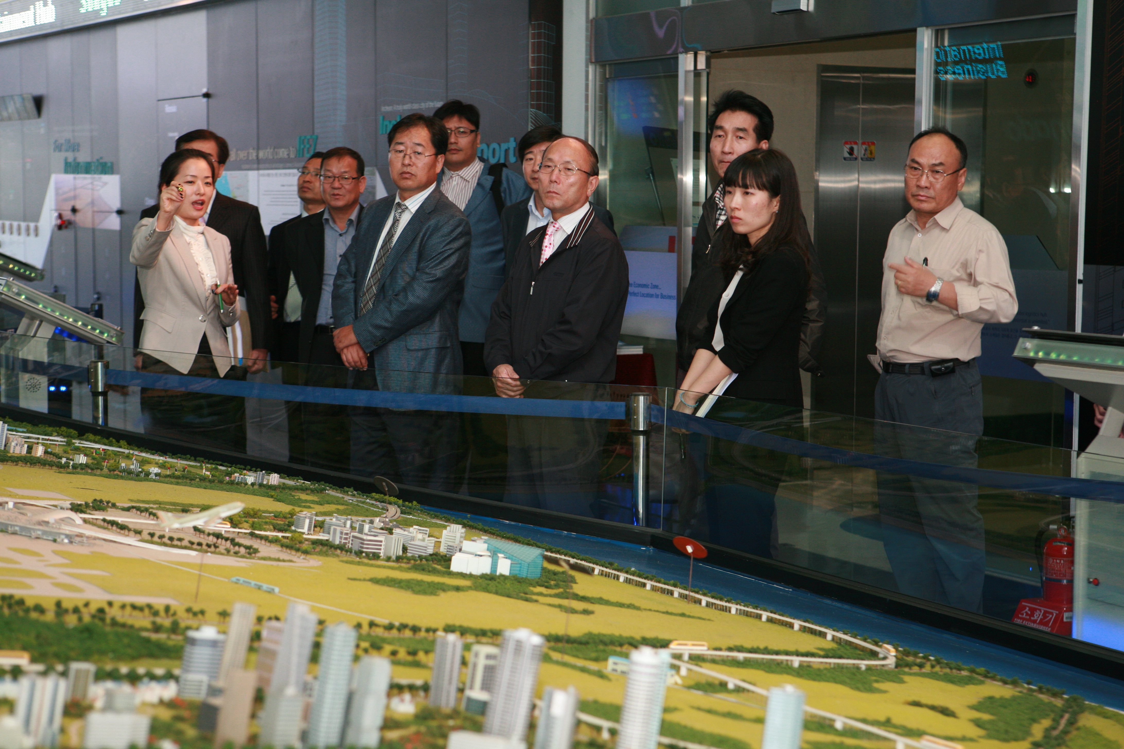 (101012)역대 육군 제17사단장 일행 방문(083243)-원본