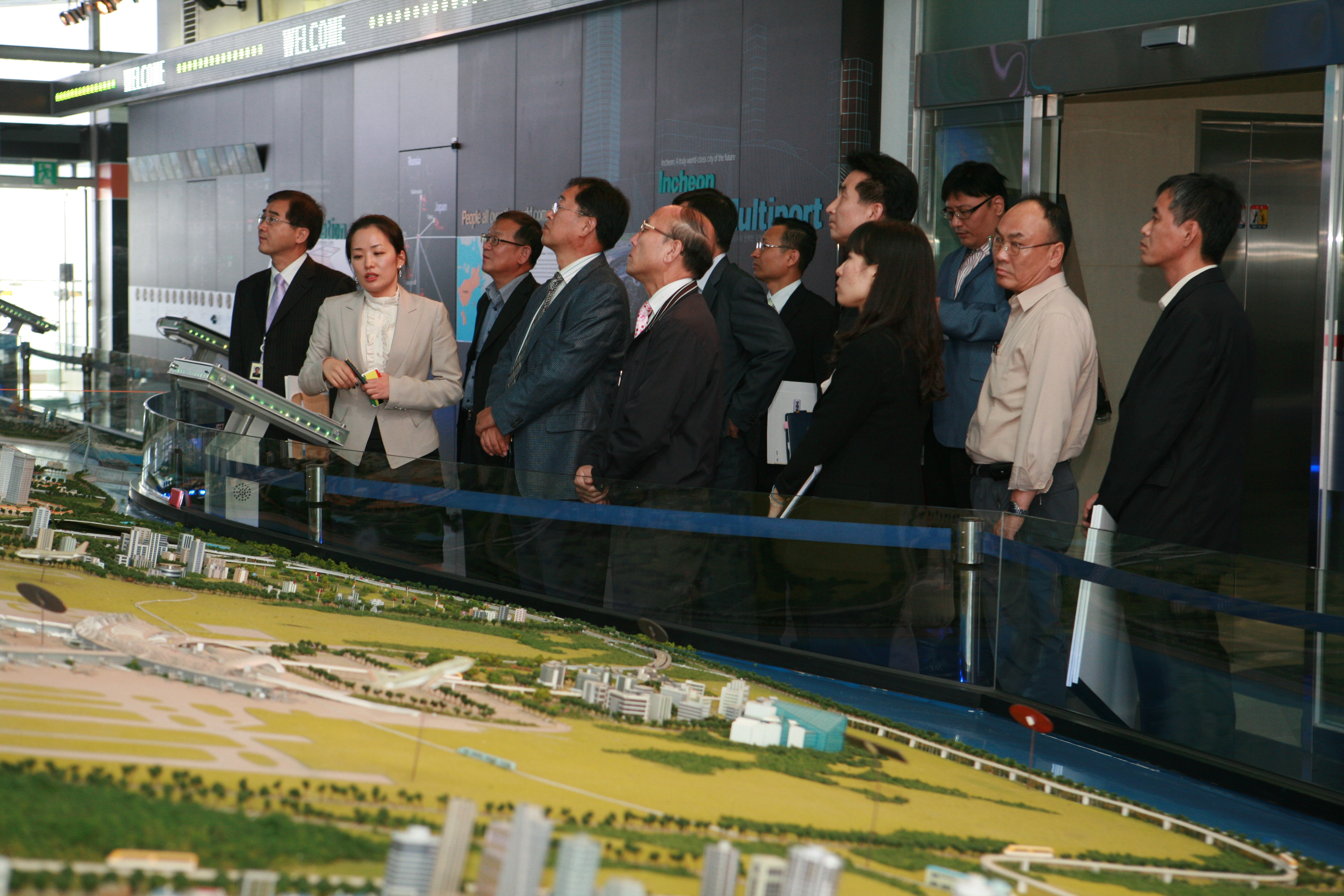 (101012)역대 육군 제17사단장 일행 방문(083242)-원본