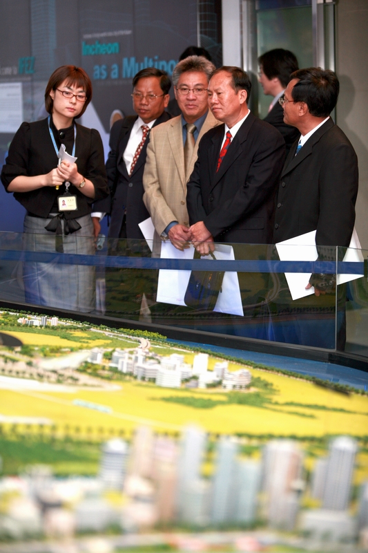 (070402)베트남 짜빈 시 의회 의장 일행 IFEZ 방문