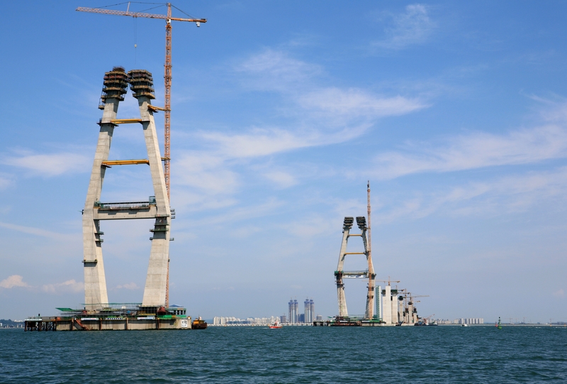 두개의 주탑 사이로 송도국제도시내 64층 주상복합 공사현장이 보인다.