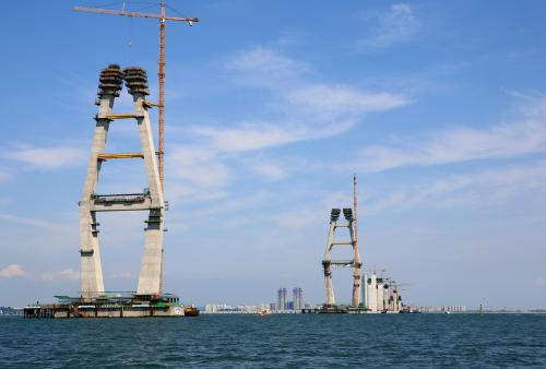 두개의 주탑 사이로 송도국제도시내 64층 주상복합 공사현장이 보인다.