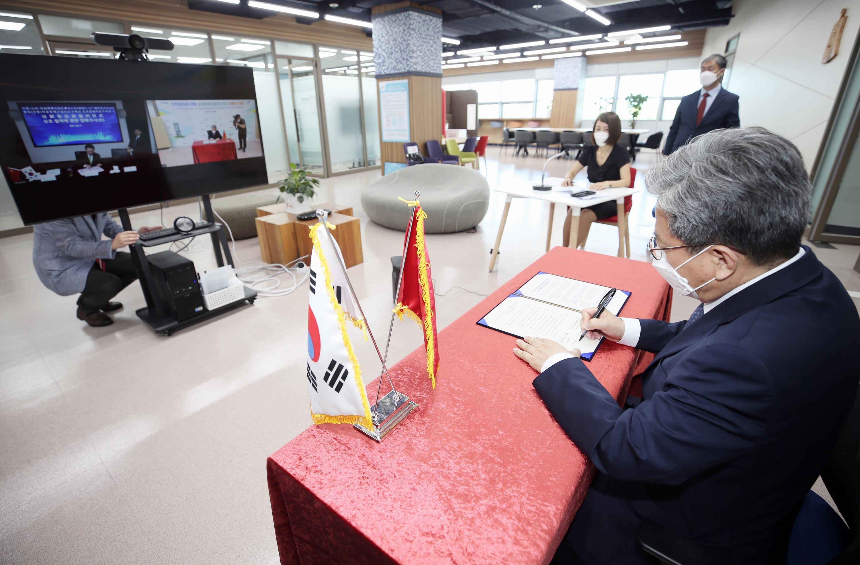 (210616)중국자유무역시험구 칭다오구역 업무협약 체결(7192)-3000px