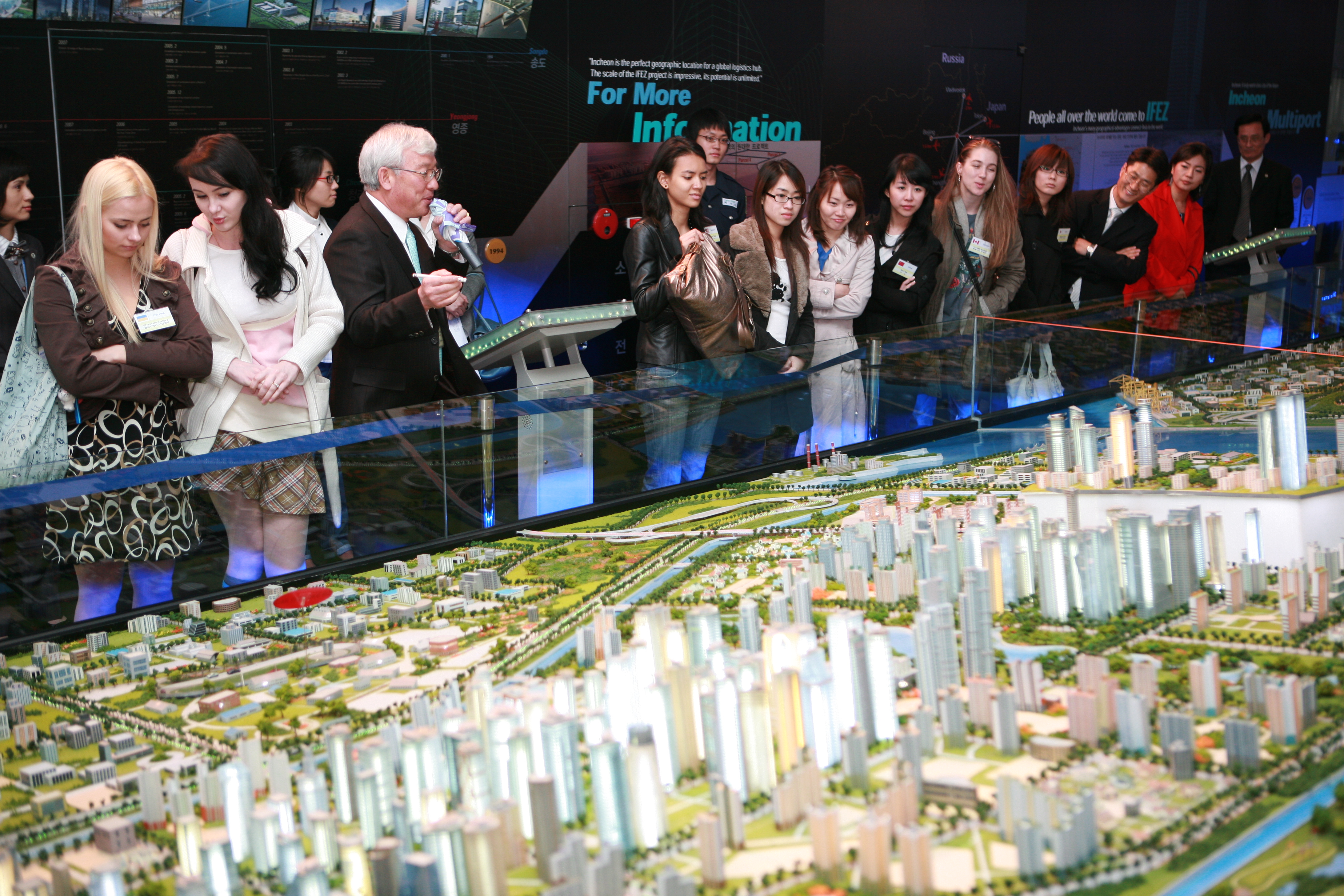 (070410)2014아시안게임 홍보대사 IFEZ 방문(025117)-원본