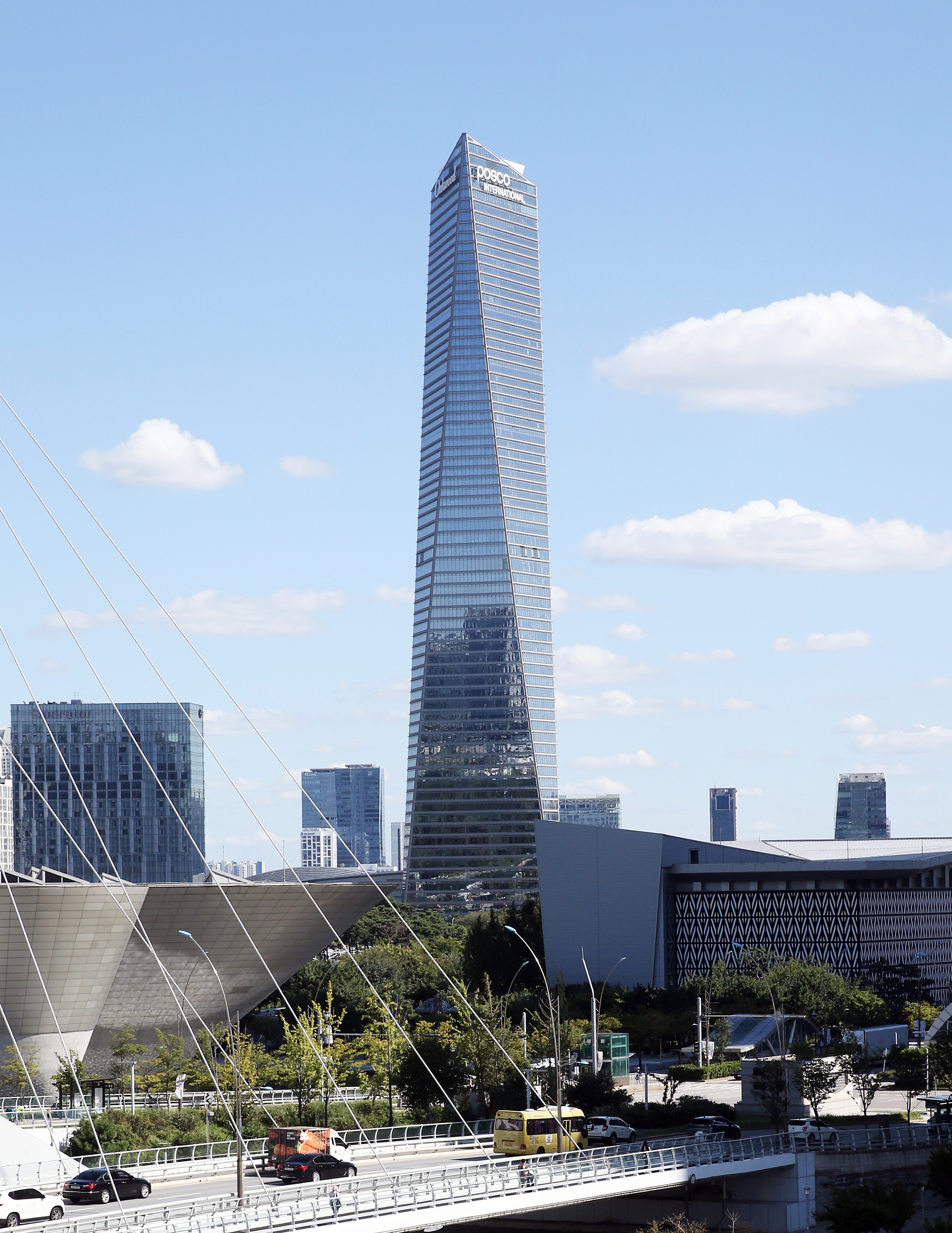 IFEZ - 송도센트럴파크와 G타워 풍경