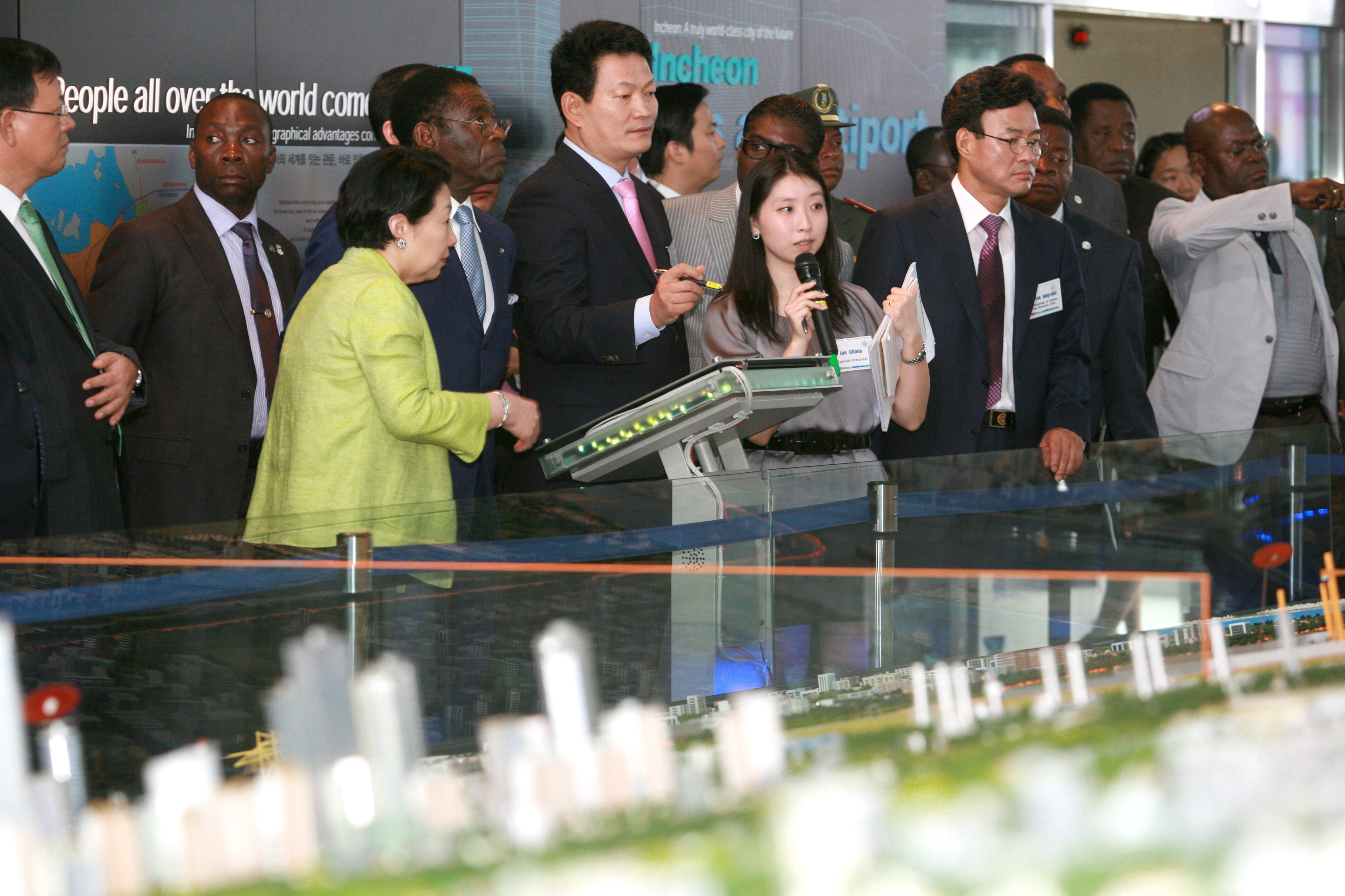 (100813)적도 기니 대통령 일행 방문(082604)-원본