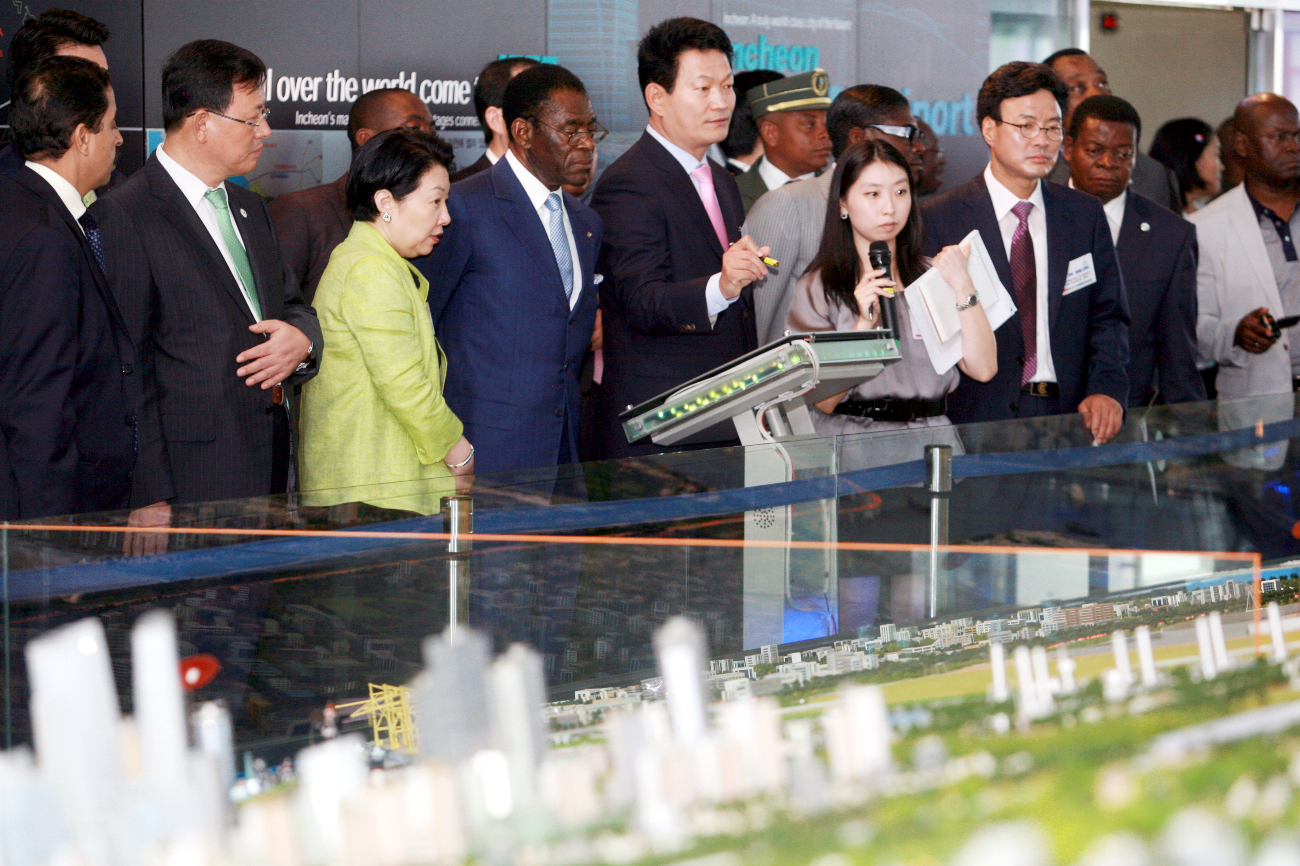 (100813)적도 기니 대통령 일행 방문(082603)-원본