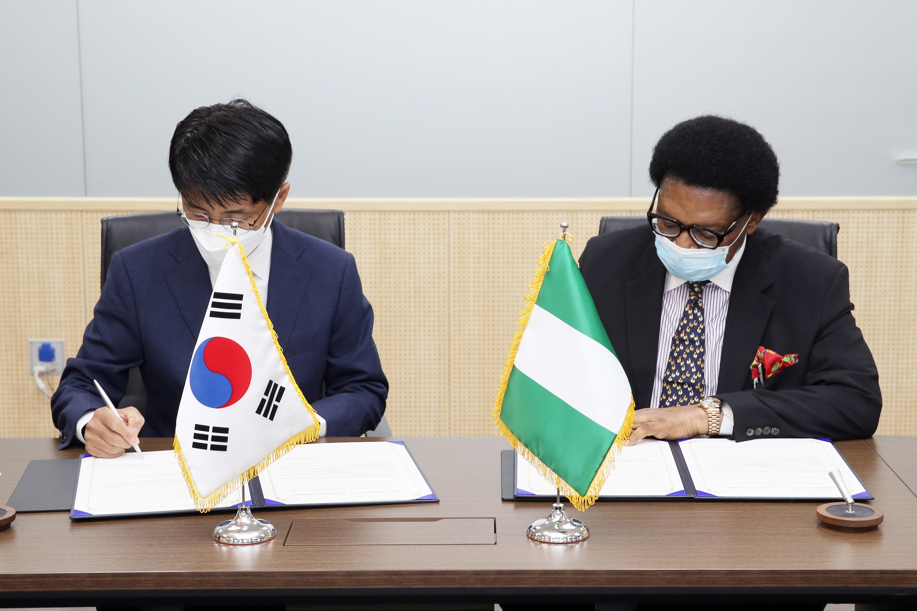(220610)나이지리아 이모 주정부 MOU체결(9582)-3000px